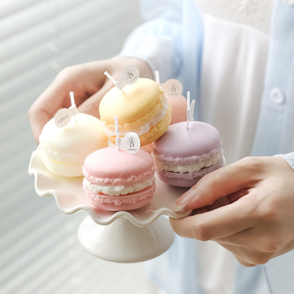 Bougies macarons sur un plateau 