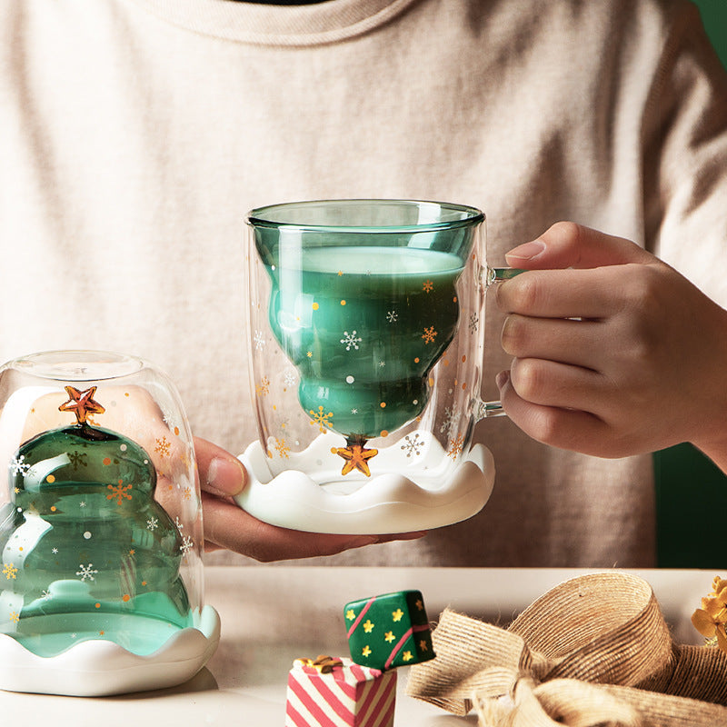 Tasse de noël en verre avec sapin intérieur remplie de lait
